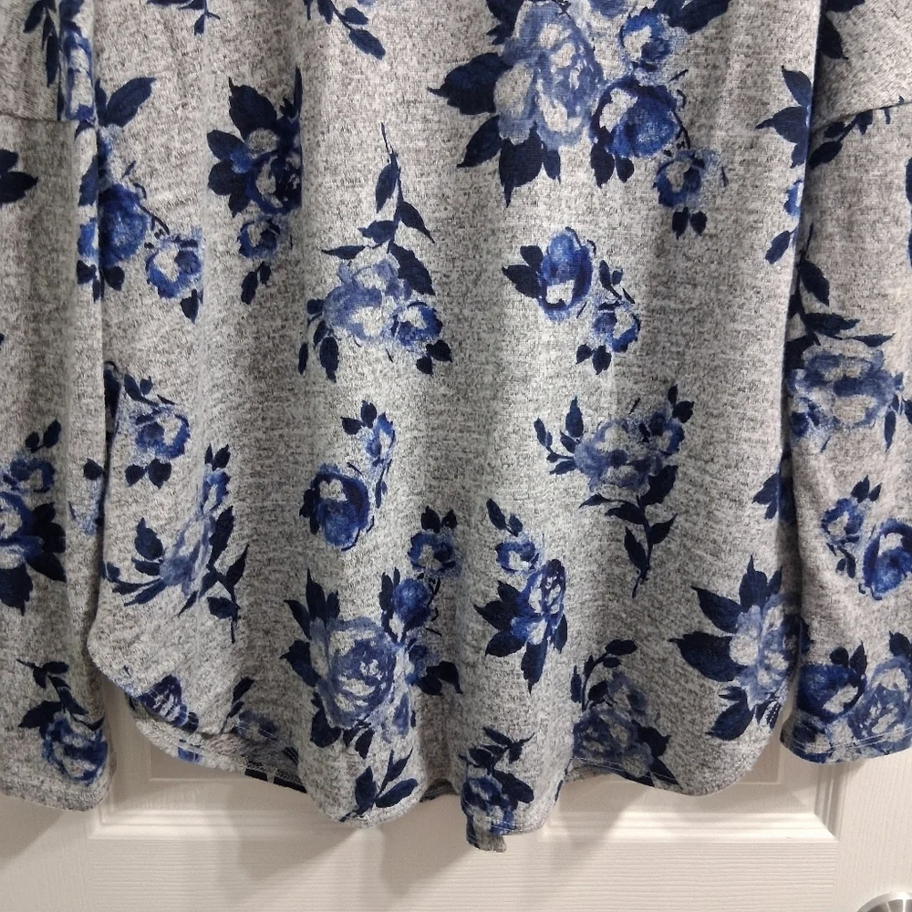 By & By Sweater Blue Roses Gray Background Size Large